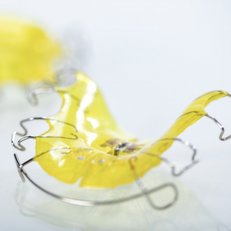 Aktive Platten für Ober- und Unterkiefer zum Ausformen und Halten in Sonnengelb